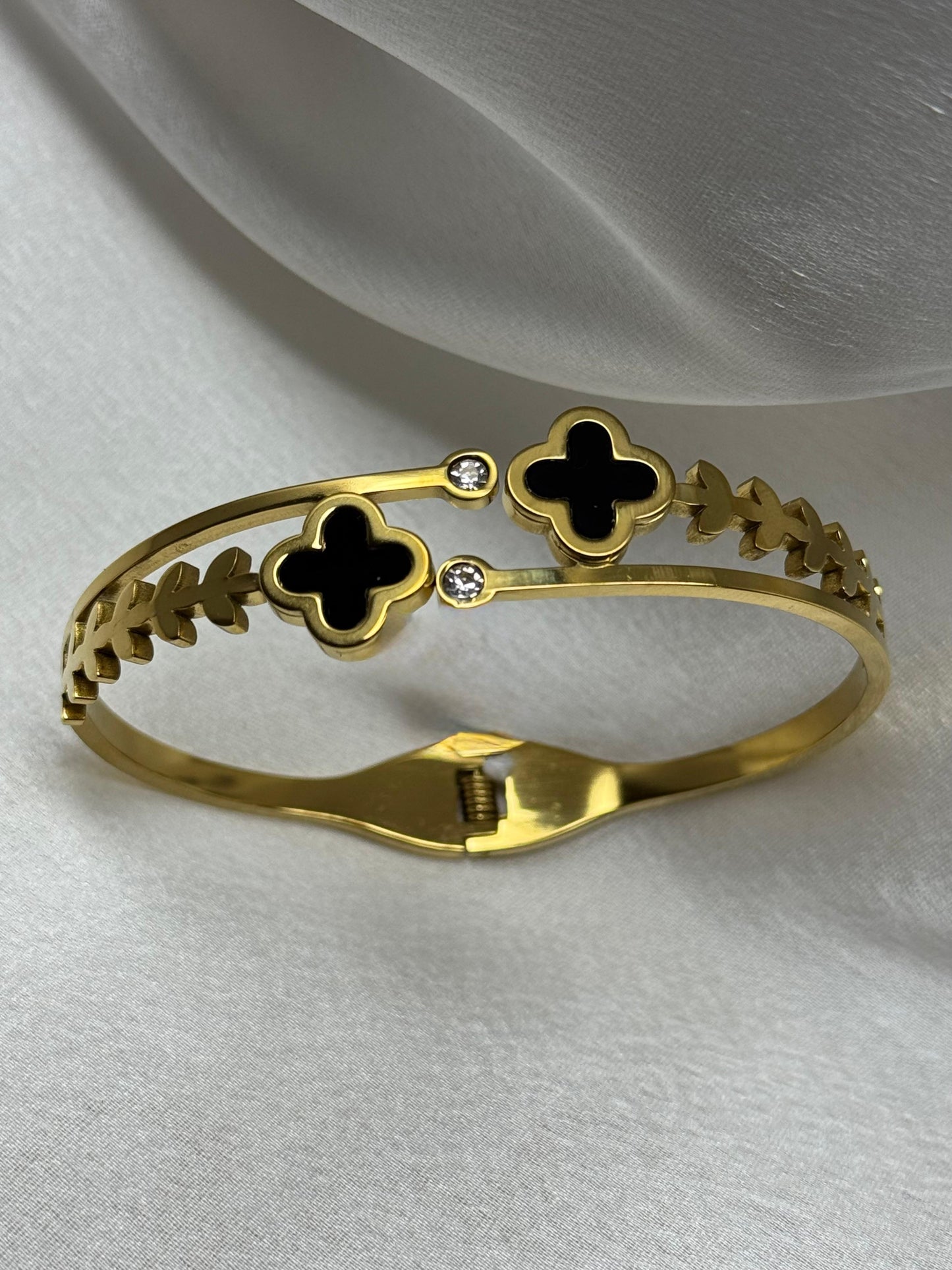 Black Clover Luxe Kada