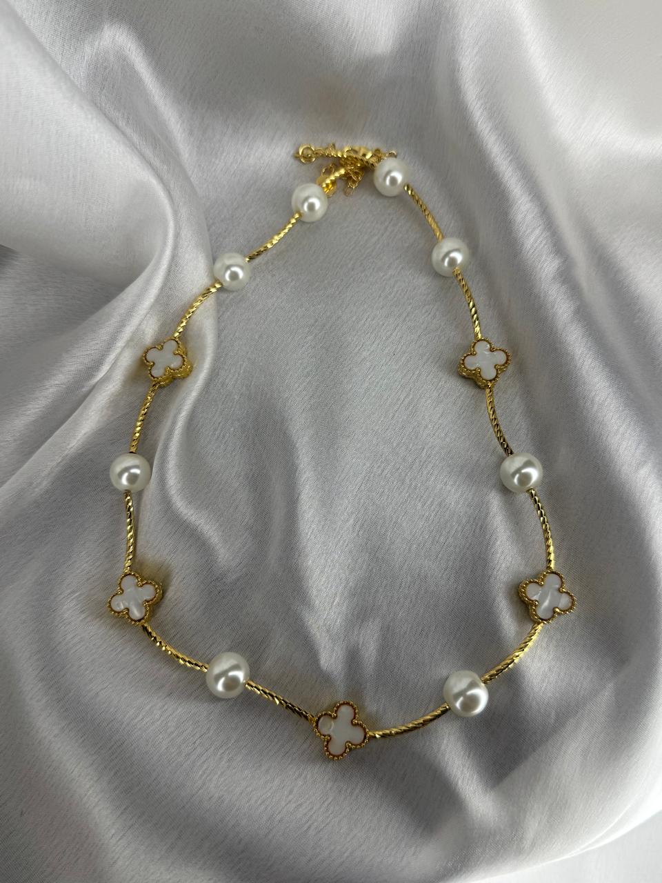 Clover With Pearl Necklace