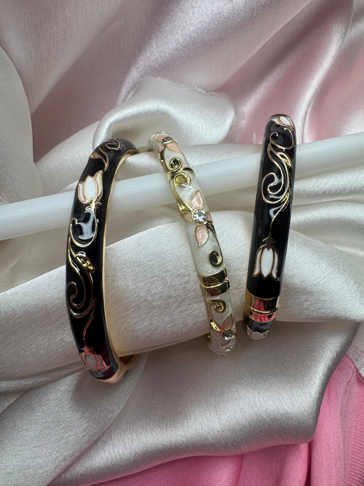 Black White Sleek Stackable Kadas