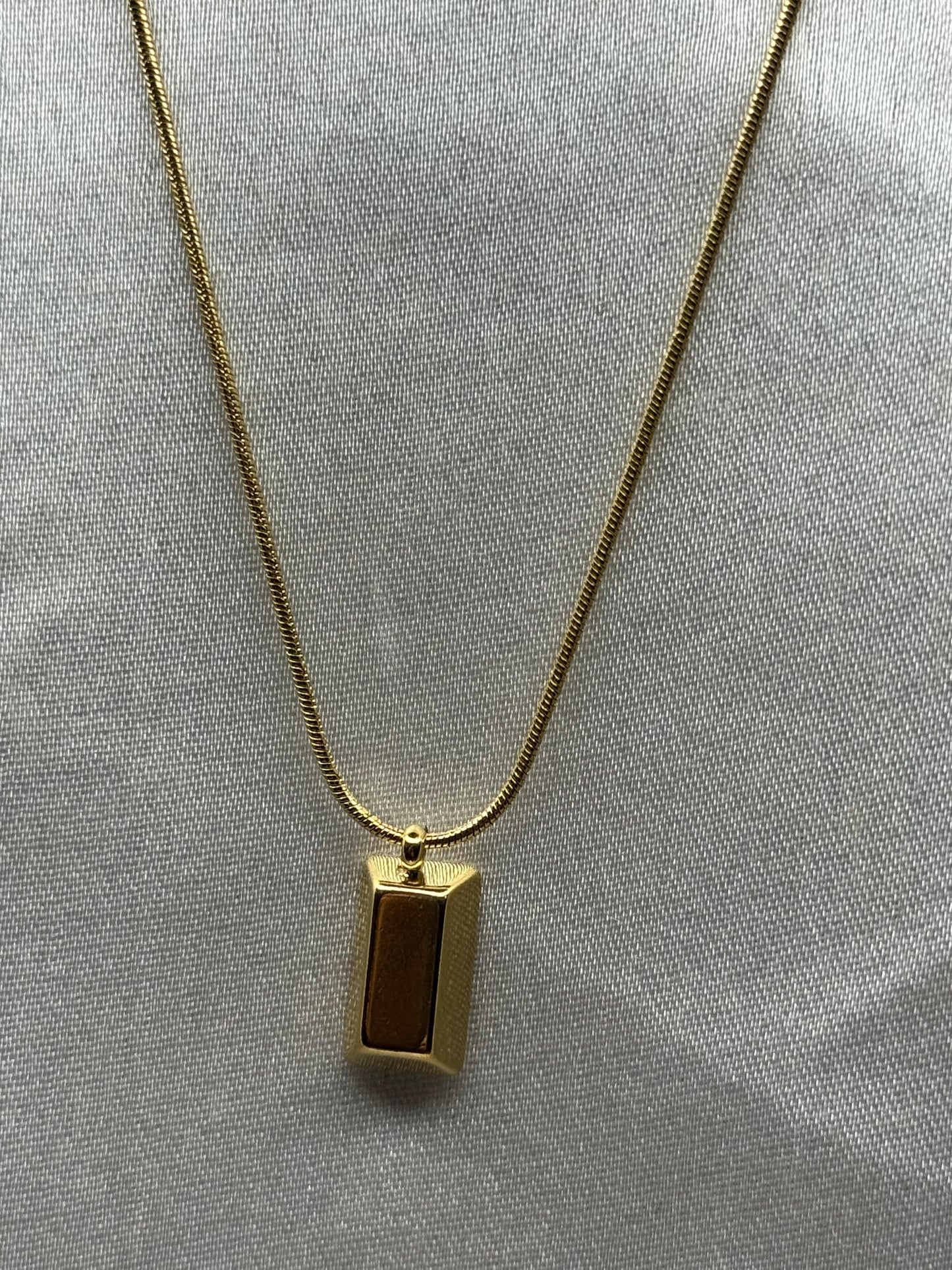 Chic Bar Gold Necklace